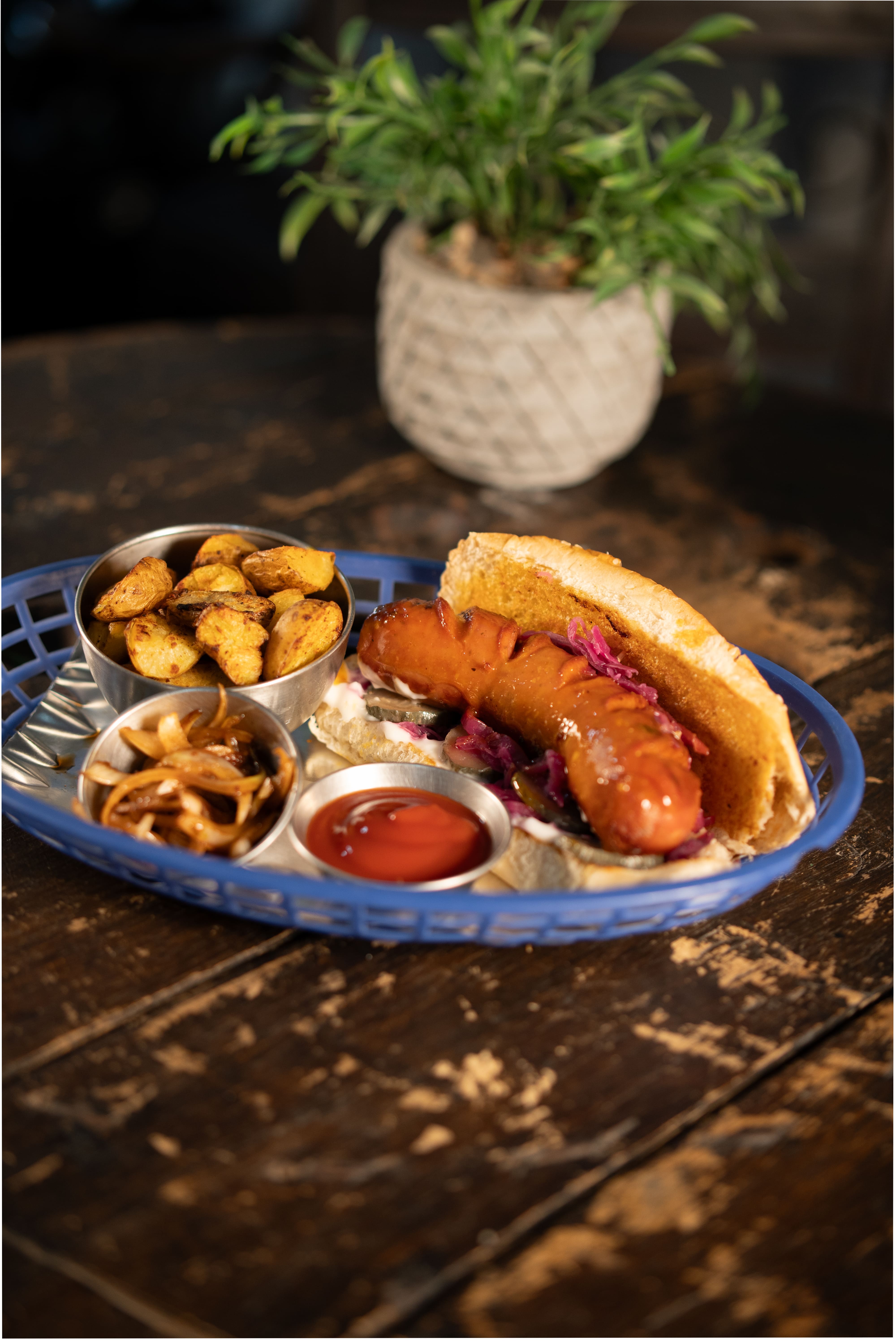 Retrato gastronómico en plano medio que captura un hot-dog para destacar una salchicha premium
