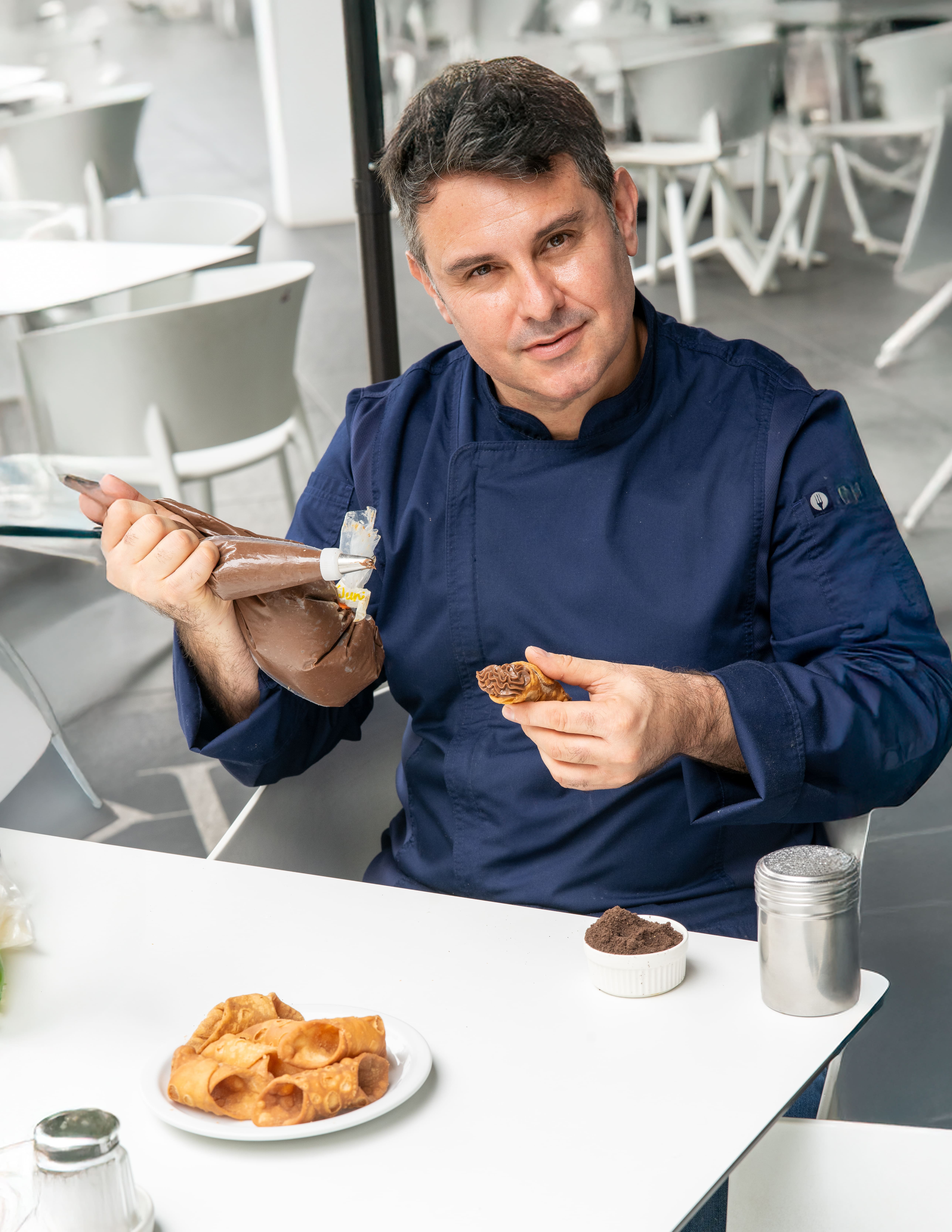 Un retrato ambiental en plano medio que captura al chef