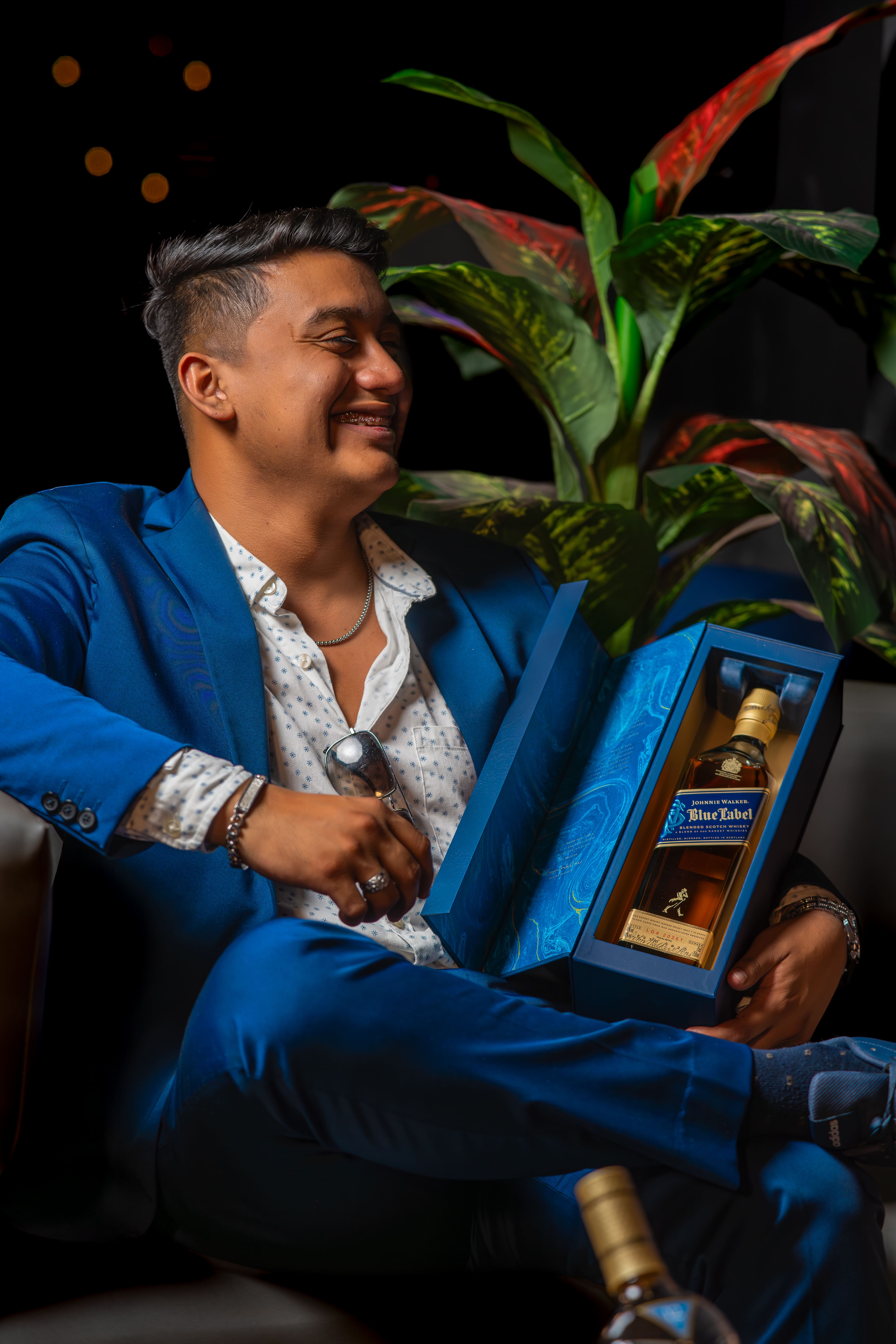 Un retrato de estilo lifestyle comercial con una iluminación controlada y dirigida que resalta los contrastes.